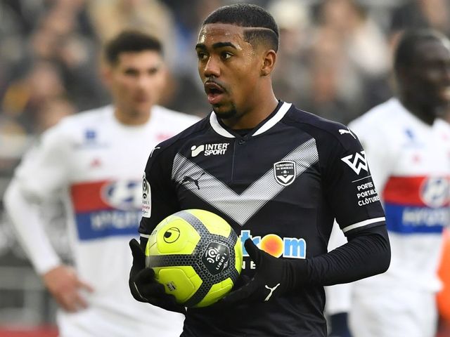 Bordeaux's Brazilian forward Malcom prepares to shoot a penalty kick during the French L1 football match between Bordeaux (FCGB) and Lyon (OL) on January 28, 2018, at the Matmut Atlantique stadium in Bordeaux, southwestern France. / AFP PHOTO / NICOLAS TUCAT