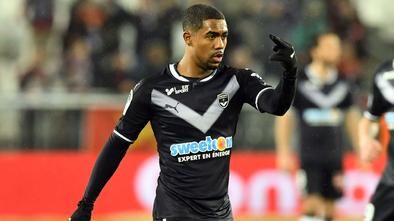 Bordeaux's Brazilian forward Malcom gestures during the French L1 football match between Bordeaux and Caen on January 16, 2018 at the Matmut Atlantique stadium in Bordeaux, southwestern France. / AFP PHOTO / NICOLAS TUCAT