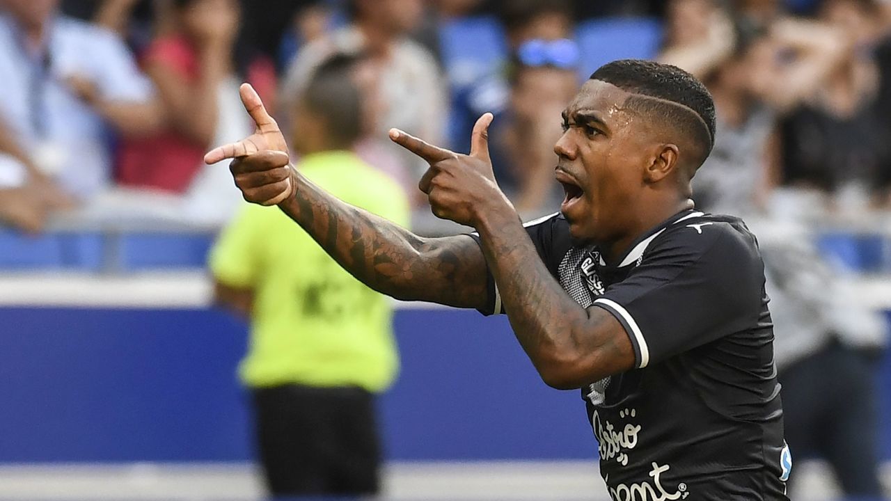 Bordeaux's Brazilian forward Malcom celebrates after scoring a goal during the L1 football match Olympique Lyonnais (OL) vs FC Girondins de Bordeaux (FCGB), on August 19, 2017 at the Groupama stadium in Décines-Charpieu near Lyon, southeastern France. / AFP PHOTO / PHILIPPE DESMAZES