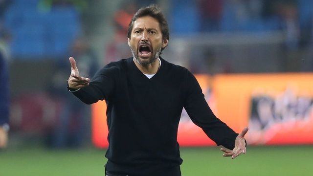 TRABZON, TURKEY - DECEMBER 04: Head coach Leonardo Araujo of Antalyaspor gives tactics to his team during a Turkish Super Lig match between Trabzonspor and Antalyaspor at Medical Park Stadium in Trabzon, Turkey on December 04, 2017.