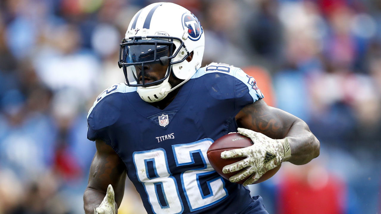 NASHVILLE, TN - NOVEMBER 12: Tight End Delanie Walker #82 of the Tennessee Titans carries the ball against the Cincinnati Bengals at Nissan Stadium on November 12, 2017 in Nashville, Tennessee.