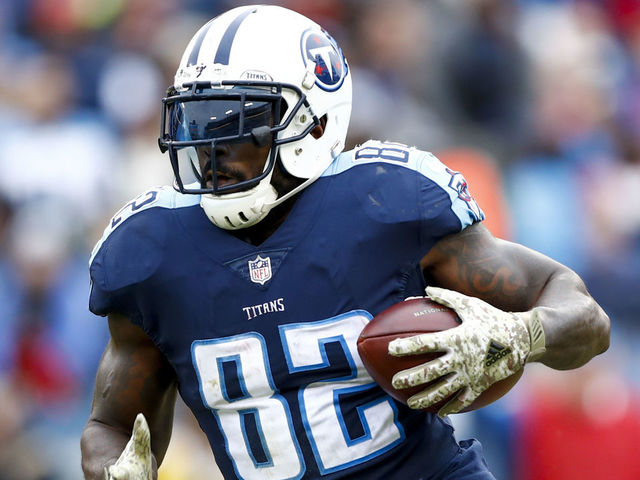 NASHVILLE, TN - NOVEMBER 12: Tight End Delanie Walker #82 of the Tennessee Titans carries the ball against the Cincinnati Bengals at Nissan Stadium on November 12, 2017 in Nashville, Tennessee.