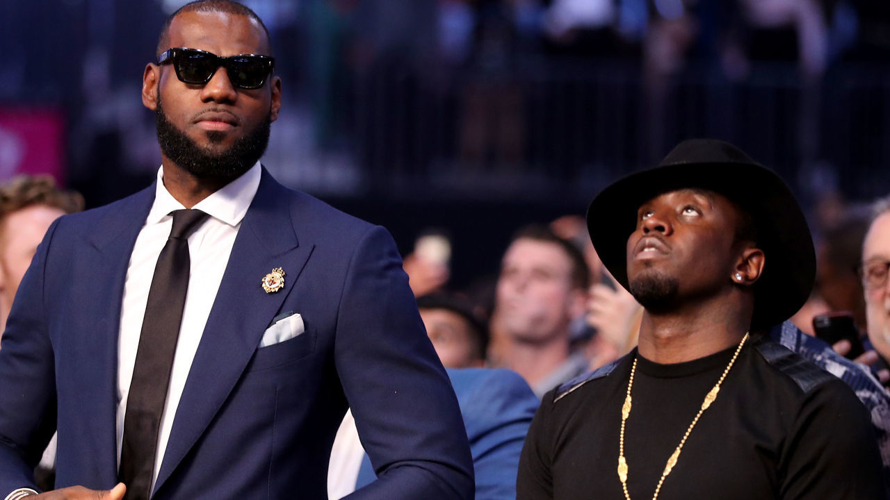 LAS VEGAS, NV - AUGUST 26: (L-R) NBA player Lebron James and producer Sean Combs attend the super welterweight boxing match between Floyd Mayweather Jr. and Conor McGregor on August 26, 2017 at T-Mobile Arena in Las Vegas, Nevada.