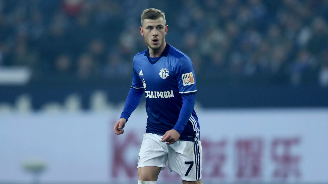 GELSENKIRCHEN, GERMANY - MARCH 03: Max Meyer of Schalke runs with the ball during the Bundesliga match between FC Schalke 04 and Hertha BSC at Veltins-Arena on March 3, 2018 in Gelsenkirchen, Germany. The match between Schalke and Berlin ended 1-0.