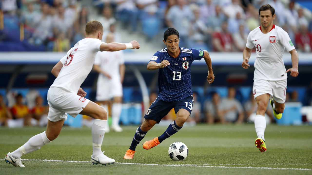 VOLGOGRAD, RUSSIA - JUNE 28: Yoshinori Muto of Japan is challenged by Kamil Glik of Poland during the 2018 FIFA World Cup Russia group H match between Japan and Poland at Volgograd Arena on June 28, 2018 in Volgograd, Russia.