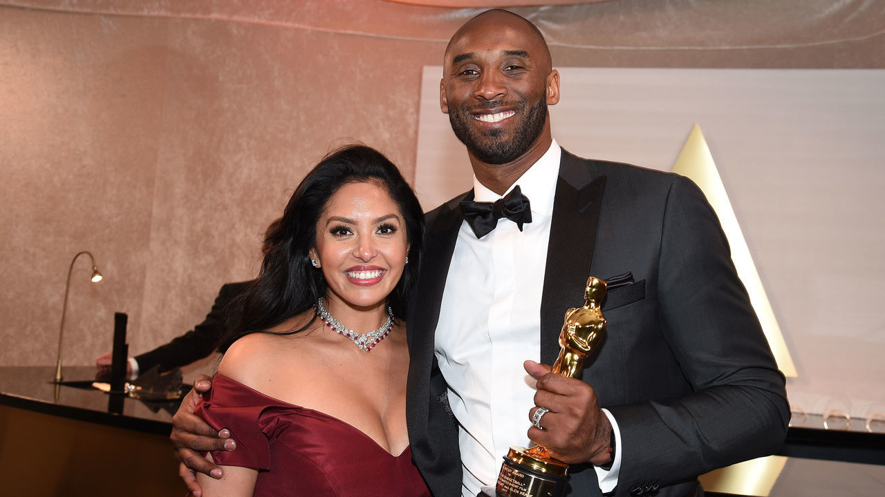 HOLLYWOOD, CA - MARCH 04: Kobe Bryant (R) and Vanessa Laine Bryant attend the 90th Annual Academy Awards Governors Ball at Hollywood & Highland Center on March 4, 2018 in Hollywood, California.