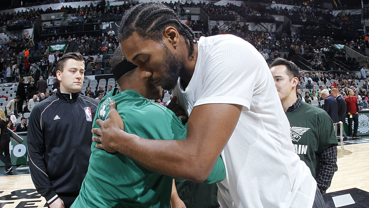 SAN ANTONIO, TX - DECEMBER 5: Isaiah Thomas #4 of the Boston Celtics and Kawhi Leonard #2 of the San Antonio Spurs shake hands with each other before the game on December 5, 2015 at the AT&T Center in San Antonio, Texas. Mandatory Copyright Notice: Copyright 2015 NBAE (Photos by Chris Covatta/NBAE via Getty Images)