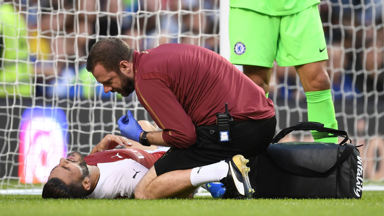 DUBLIN, IRELAND - AUGUST 01: Arsenal physio Chris Morgan treats Sead Kolasinac during the Pre-season friendly between Arsenal and Chelsea on August 1, 2018 in Dublin, Ireland.