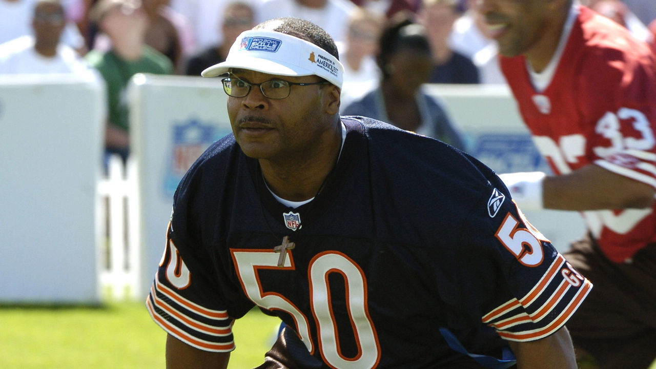 Chicago Bears linebacker Mike Singletary competes in a flag-football legends game during 2005 Pro Bowl week in Ko Olina, Honolulu February 11, 2005.