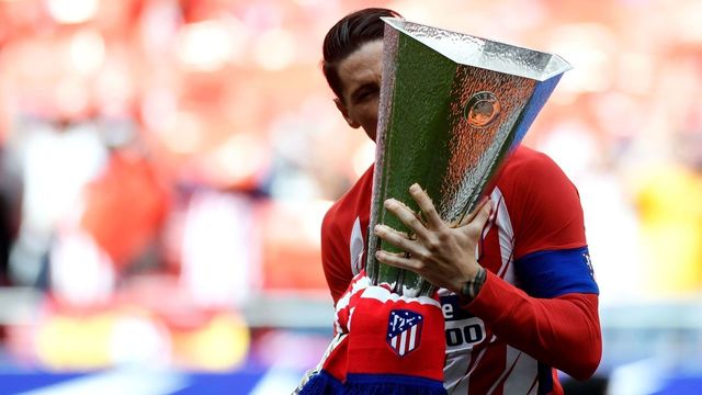 Atletico Madrid's Spanish forward Fernando Torres kisses their Europa League trophy before the Spanish league football match between Club Atletico de Madrid and SD Eibar at the Wanda Metropolitano stadium in Madrid on May 20, 2018.