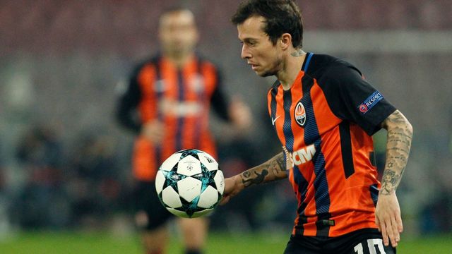 Shakhtar Donetsk's Brazilian midfielder Bernard controls the ball during the UEFA Champions League Group F football match Napoli vs Shakhtar Donetsk on November 21, 2017 at the San Paolo stadium in Naples. / AFP PHOTO / Carlo Hermann
