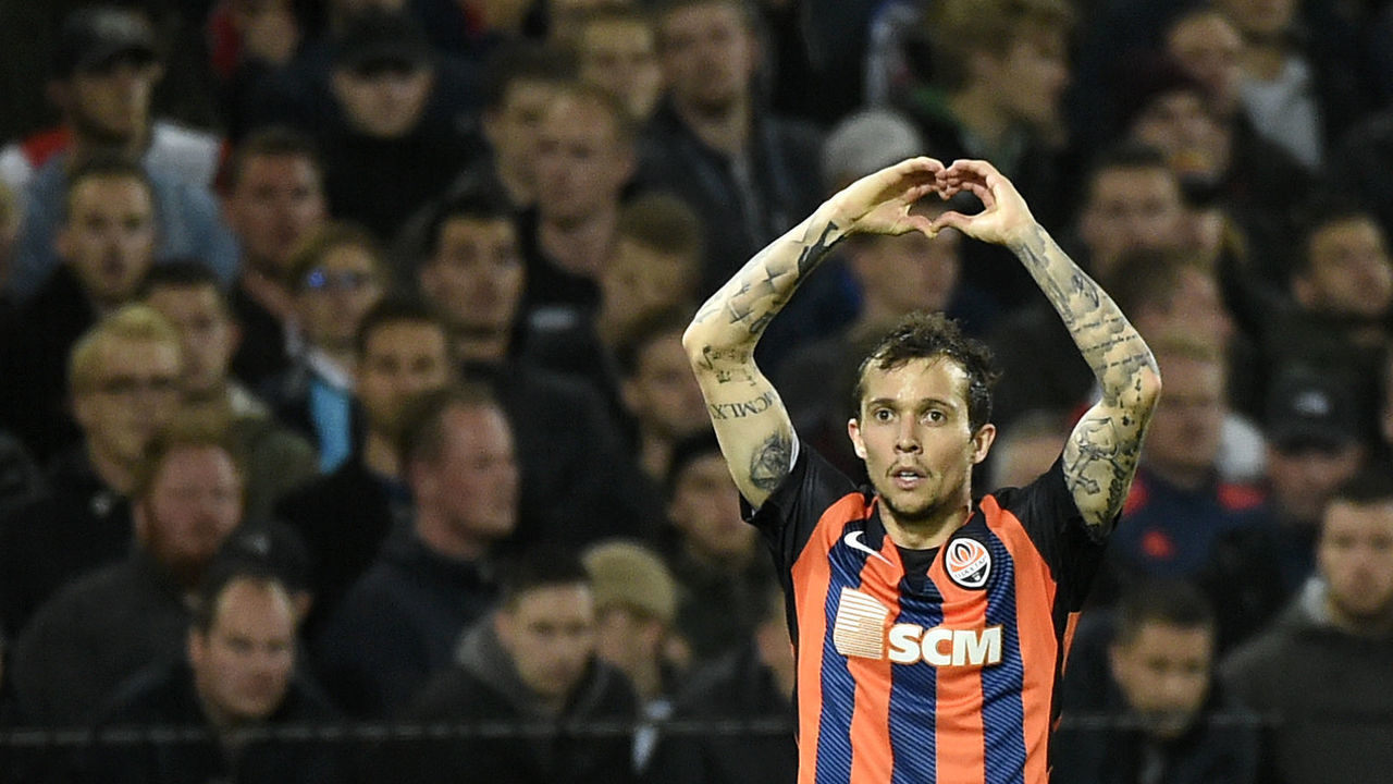 Shakhtar's midfielder Bernard celebrates after scoring a goal during the UEFA European Champions League Group F football match between Feyenoord and Shakhtar Donesk in Rotterdam on October 17, 2017. / AFP PHOTO / JOHN THYS