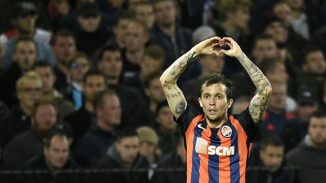 Shakhtar's midfielder Bernard celebrates after scoring a goal during the UEFA European Champions League Group F football match between Feyenoord and Shakhtar Donesk in Rotterdam on October 17, 2017. / AFP PHOTO / JOHN THYS