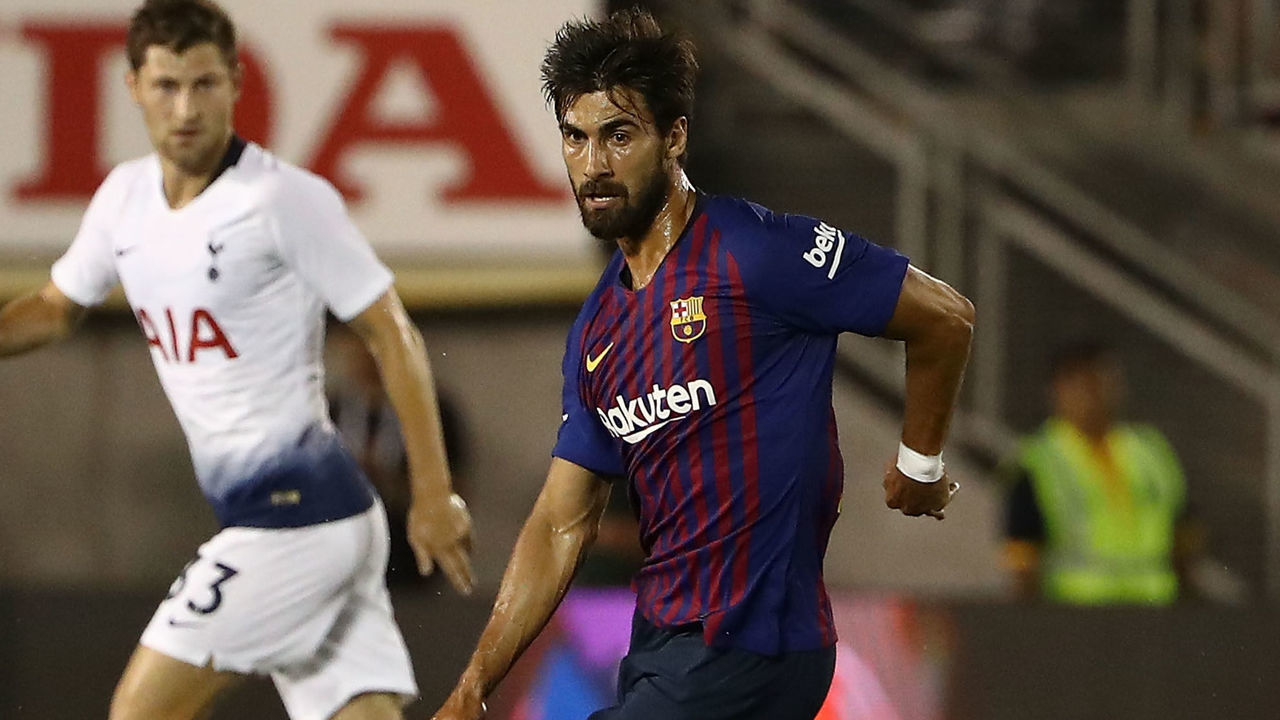 PASADENA, CA - JULY 28: Andre Gomes #21 of Barcelona plays the ball at midfield behind Moussa Sissoko #17 of Tottenham Hotspur during the first half of their International Champions Cup 2018 match at Rose Bowl on July 28, 2018 in Pasadena, California.