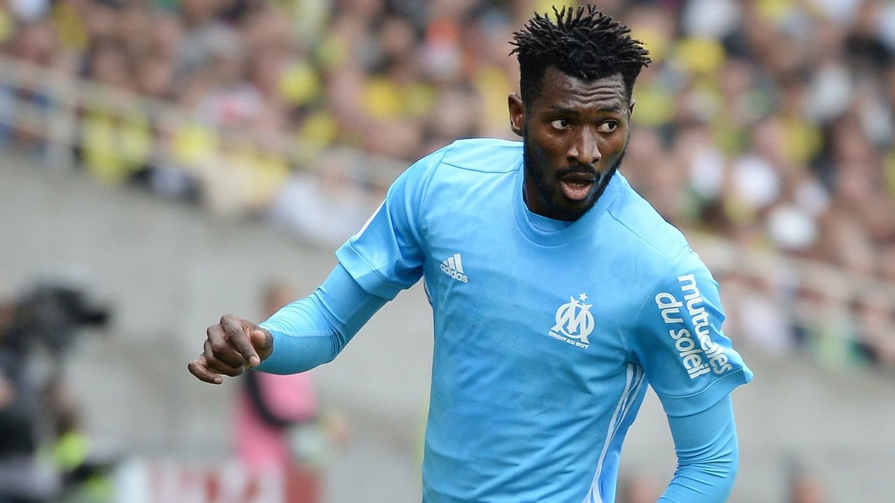 Olympique de Marseille's French midfielder Andre-Frank Zambo Anguissa controls the ball during the French Ligue 1 football match between Nantes (FCN) and Olympique de Marseille (OM) on August 12, 2017 at Beaujoire stadium, in Nantes, western France. / AFP PHOTO / JEAN-SEBASTIEN EVRARD