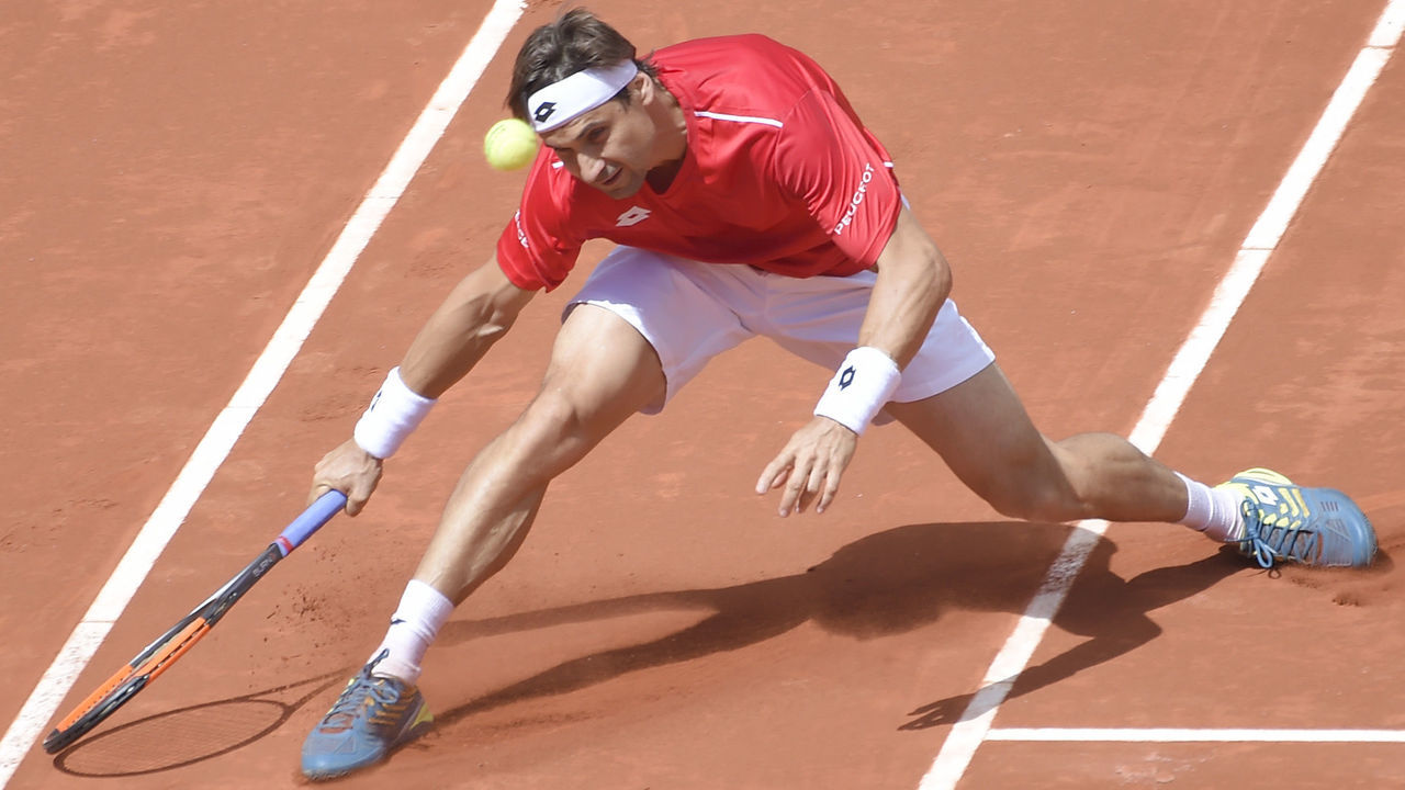 Spain's David Ferrer returns the ball during the Davis Cup quarter-final tennis match against Germany's Philipp Kohlschreiber at the bullring of Valencia, on April 8, 2018. / AFP PHOTO / JOSE JORDAN