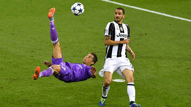 TOPSHOT - Real Madrid's Portuguese striker Cristiano Ronaldo (L) kicks a scissor kick ahead of Juventus' Italian defender Leonardo Bonucci during the UEFA Champions League final football match between Juventus and Real Madrid at The Principality Stadium in Cardiff, south Wales, on June 3, 2017. / AFP PHOTO / Ben STANSALL
