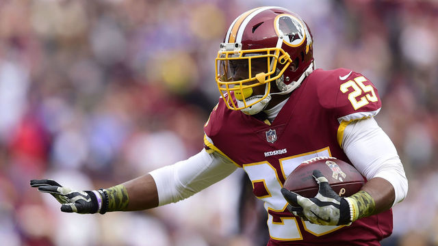 LANDOVER, MD - NOVEMBER 12: Running back Chris Thompson #25 of the Washington Redskins runs the ball during the first quarter against the Minnesota Vikings at FedExField on November 12, 2017 in Landover, Maryland.