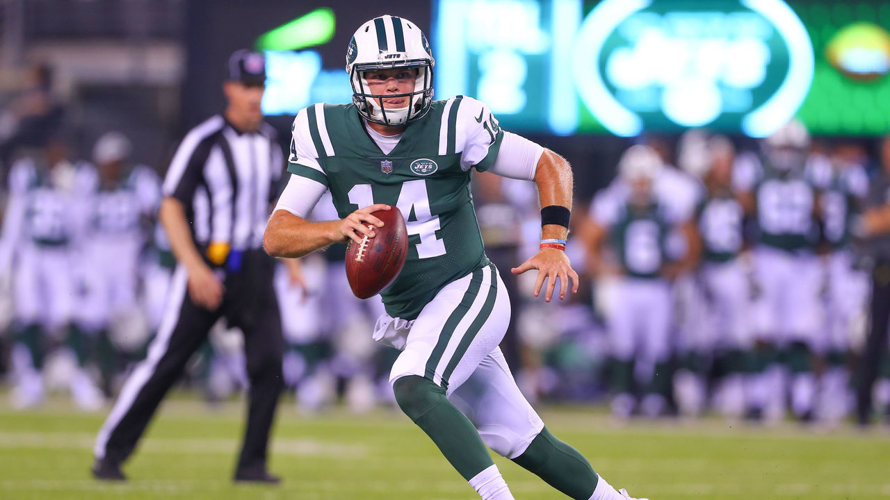 EAST RUTHERFORD, NJ - AUGUST 10: New York Jets quarterback Sam Darnold (14) during the second quarter of the preseason National Football League game between the New York Jets and the Atlanta Falcons on August 10, 2018 at MetLife Stadium in East Rutherford, NJ.
