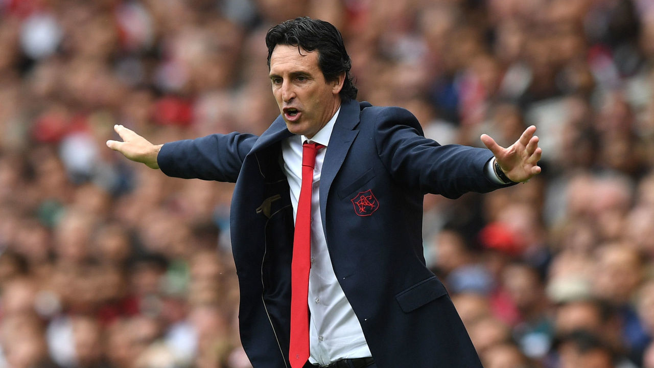 LONDON, ENGLAND - AUGUST 12: Unai Emery, Manager of Arsenal gives his team instructions during the Premier League match between Arsenal FC and Manchester City at Emirates Stadium on August 12, 2018 in London, United Kingdom.