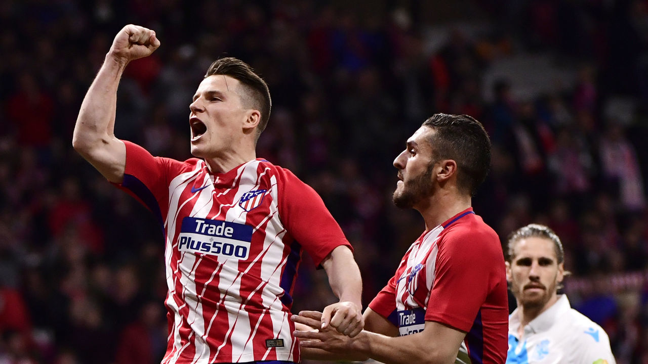 Atletico Madrid's French forward Kevin Gameiro (L) celebrates a goal during the Spanish League football match between Atletico Club Atletico de Madrid and RC Deportivo de La Coruna at the Wanda Metropolitano stadium on April 1, 2018. / AFP PHOTO / PIERRE-PHILIPPE MARCOU