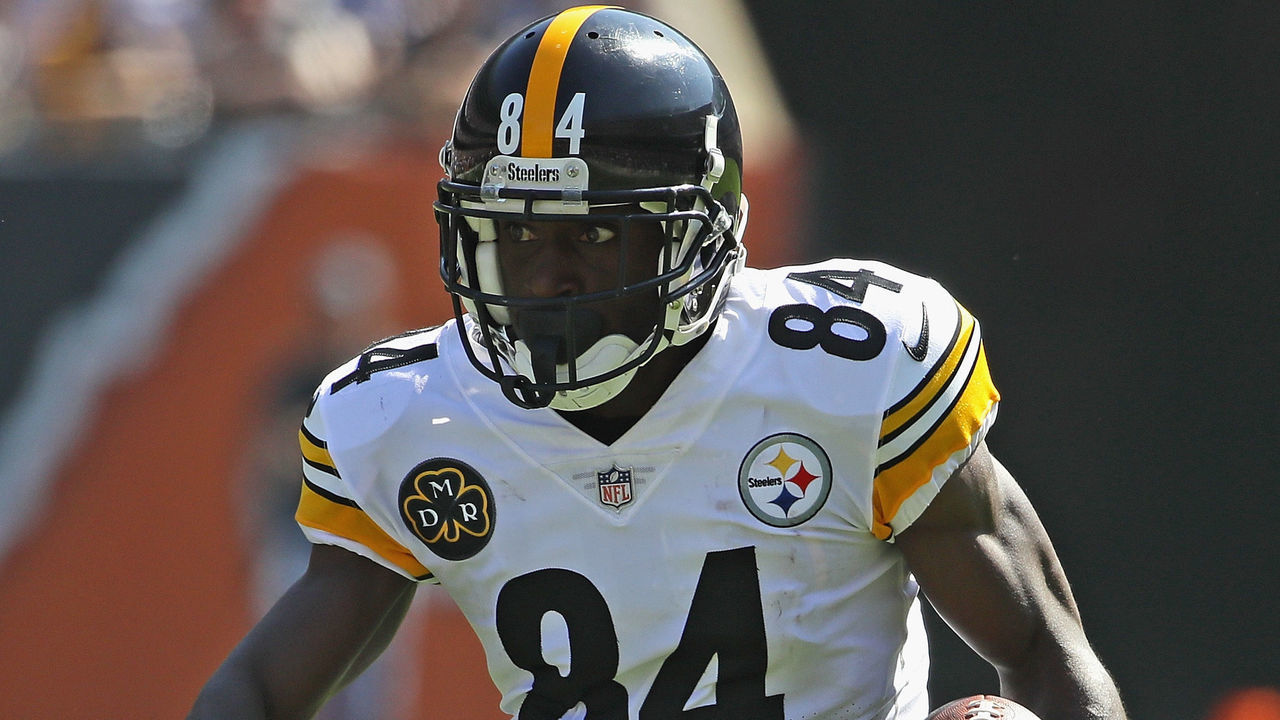 CHICAGO, IL - SEPTEMBER 24: Antonio Brown #84 of the Pittsburgh Steelers runs after a catch against the Chicago Bears at Soldier Field on September 24, 2017 in Chicago, Illinois. The Bears defeated the Steelers 23-17 in overtime.