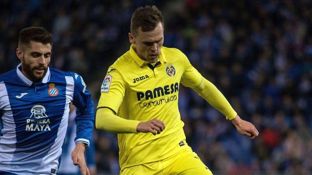 Espanyol's midfielder David Lopez (L) vies with Villarreal's Russian midfielder Denis Cheryshev during the Spanish league football match RCD Espanyol vs Villarreal CF on February 18, 2018 at the Cornella-El Prat stadium in Cornella. / AFP PHOTO / Josep LAGO