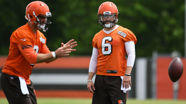 BEREA, OH - MAY 30, 2018: Quarterback Baker Mayfield #6 of the Cleveland Browns watches as Drew Stanton #9 takes a snap during an OTA practice on May 30, 2018 at the Cleveland Browns training facility in Berea, Ohio. (Photo by: 2018 Diamond Images/Getty Images)