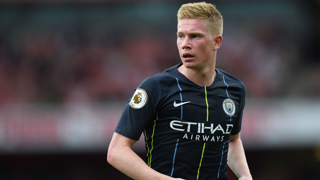 LONDON, ENGLAND - AUGUST 12: Kevin De Bruyne of Manchester City looks on during the Premier League match between Arsenal FC and Manchester City at Emirates Stadium on August 12, 2018 in London, United Kingdom.