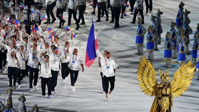 Philippines' flagbearer Jordan Clarkson leads the delegation during the opening ceremony of the 2018 Asian Games at the Gelora Bung Karno main stadium in Jakarta on August 18, 2018.