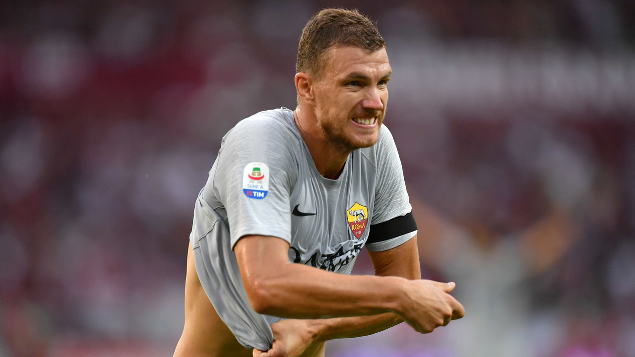 TURIN, ITALY - AUGUST 19: Edin Dzeko of AS Roma celebrates after scoring the opening goal during the Serie A match between Torino FC and AS Roma at Stadio Olimpico di Torino on August 19, 2018 in Turin, Italy.