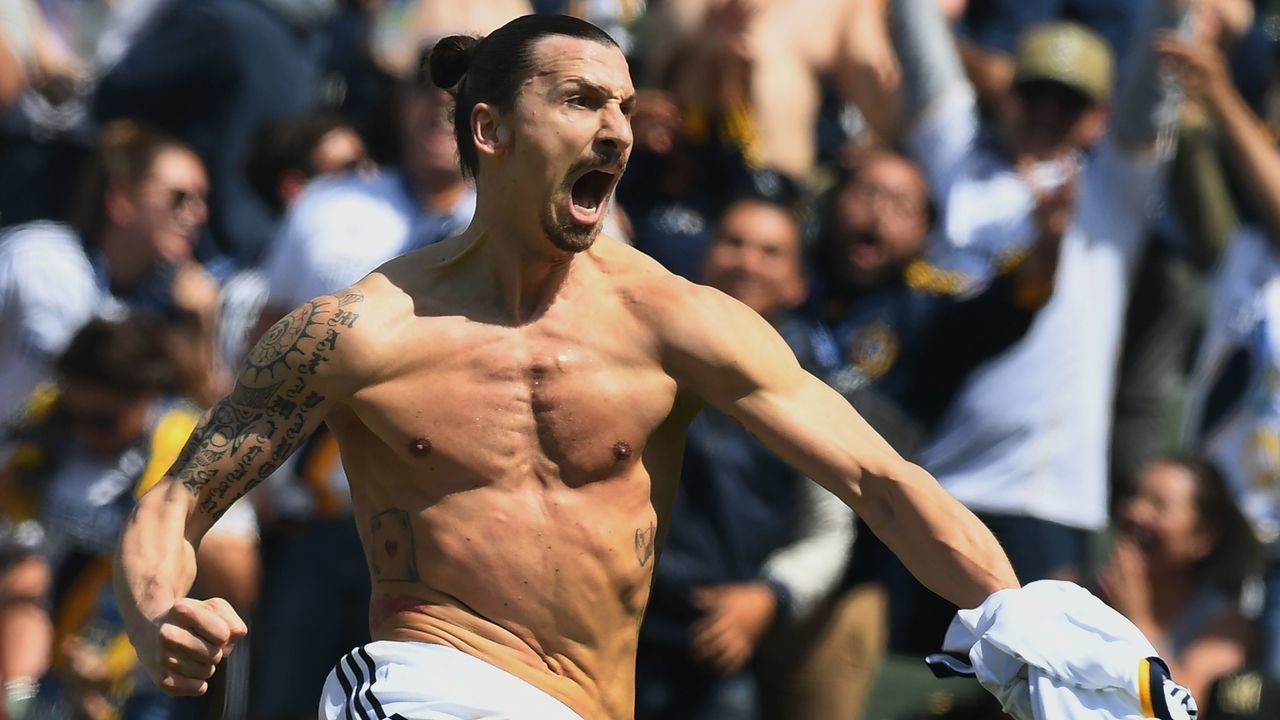 TOPSHOT - Zlatan Ibrahimovic from LA Galaxy celebrates after scoring against LAFC during their Major League Soccer (MLS) game at the StarHub Center in Los Angeles, California, on March 31, 2018. The 37 year old is playing his first game for the Los Angeles Galaxy. / AFP PHOTO / Mark RALSTON