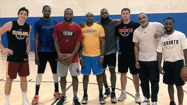 Twitter obsesses over Kawhi's hands in group photo with LeBron, Durant
