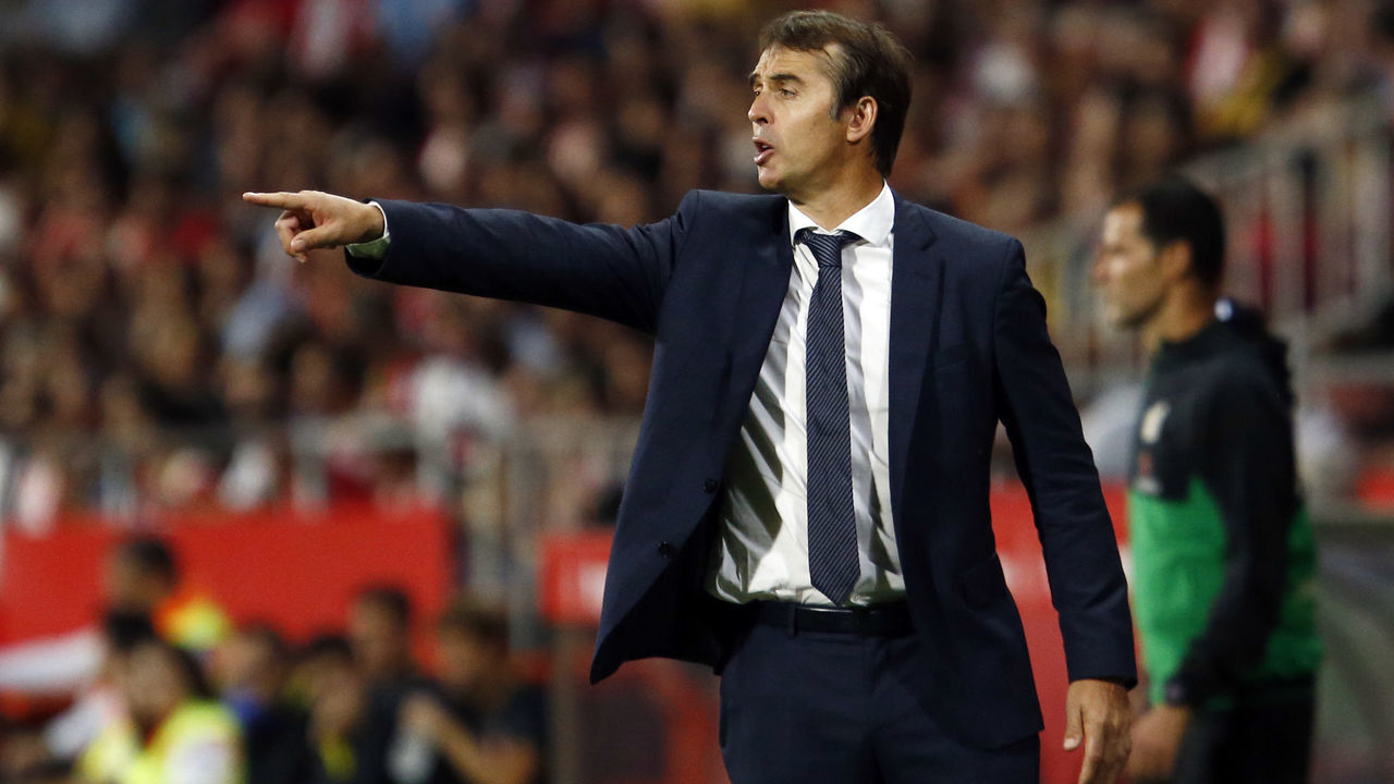 Real Madrid's Spanish coach Julen Lopetegui gives instructions during the Spanish league football match between Girona FC and Real Madrid CF at the Montilivi stadium in Girona on August 26, 2018.