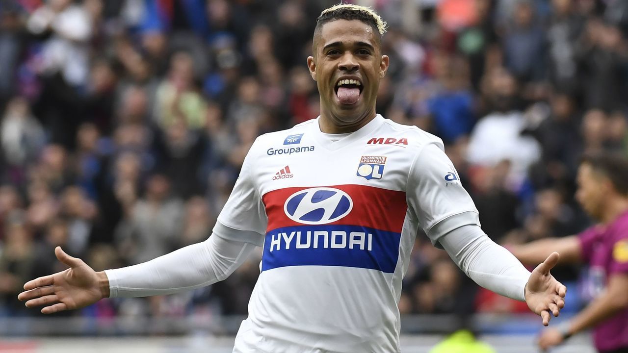 Lyon's Spanish forward Mariano Diaz reacts after scoring during the French L1 football match between Olympique Lyonnais and Amiens Sporting Club, on April 14, 2018, at the Groupama Stadium in Decines-Charpieu near Lyon, central-eastern France. / AFP PHOTO / PHILIPPE DESMAZES