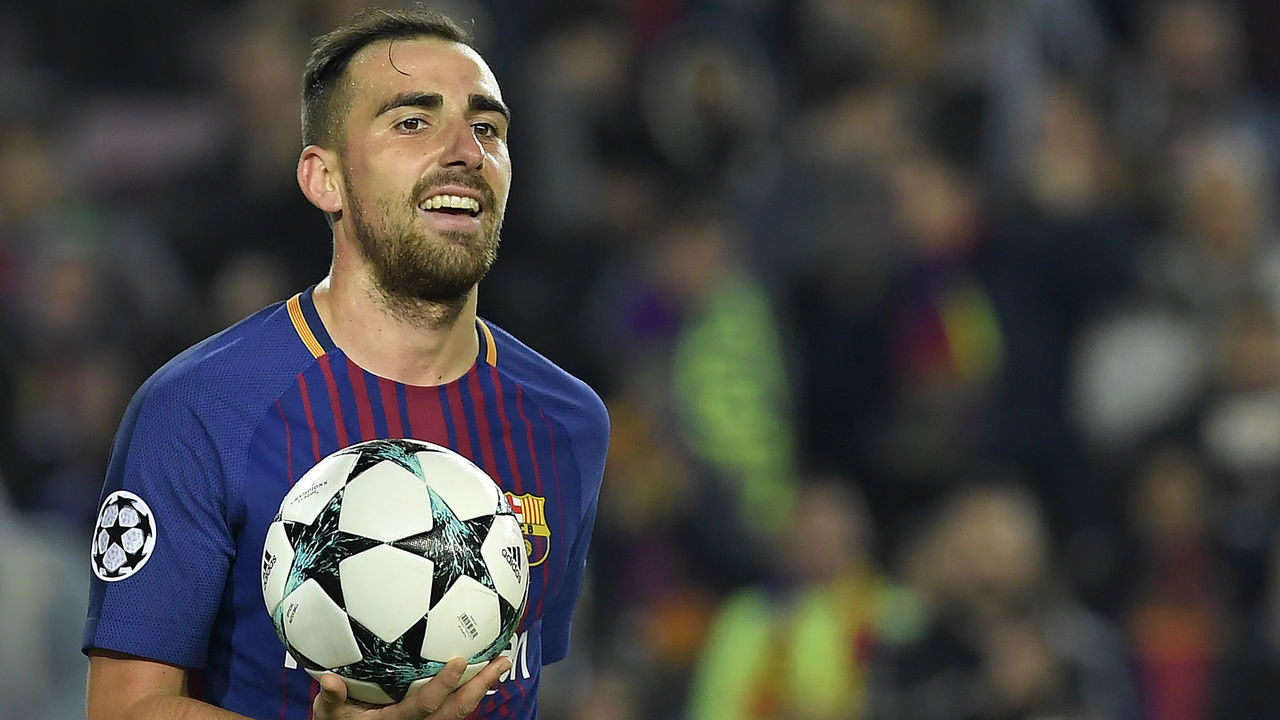 Barcelona's Spanish forward Paco Alcacer celebrates after scoring a second goal during the UEFA Champions League football match FC Barcelona vs Sporting CP at the Camp Nou stadium in Barcelona on December 5, 2017. / AFP PHOTO / LLUIS GENE