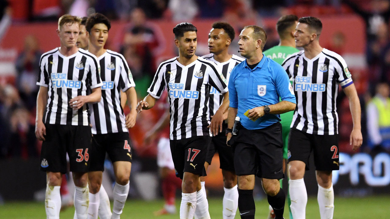 NOTTINGHAM, ENGLAND - AUGUST 29: Ayoze Perez of Newcastle United talks to referee Jeremy Simpson during the Carabao Cup Second Round match between Nottingham Forest and Newcastle United at City Ground on August 29, 2018 in Nottingham, England.