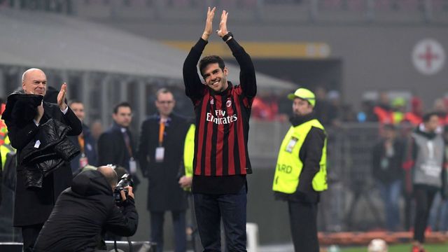 Former AC Milan's player Kaka greets fans during the UEFA Europa League group D football match between AC Milan and FK Austria-Wiendur at the San Siro stadium in Milan on November 23, 2017. / AFP PHOTO / MIGUEL MEDINA