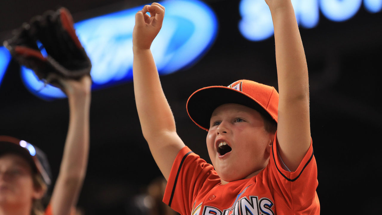 Marlins introducing fan section with instruments in Comunidad 305