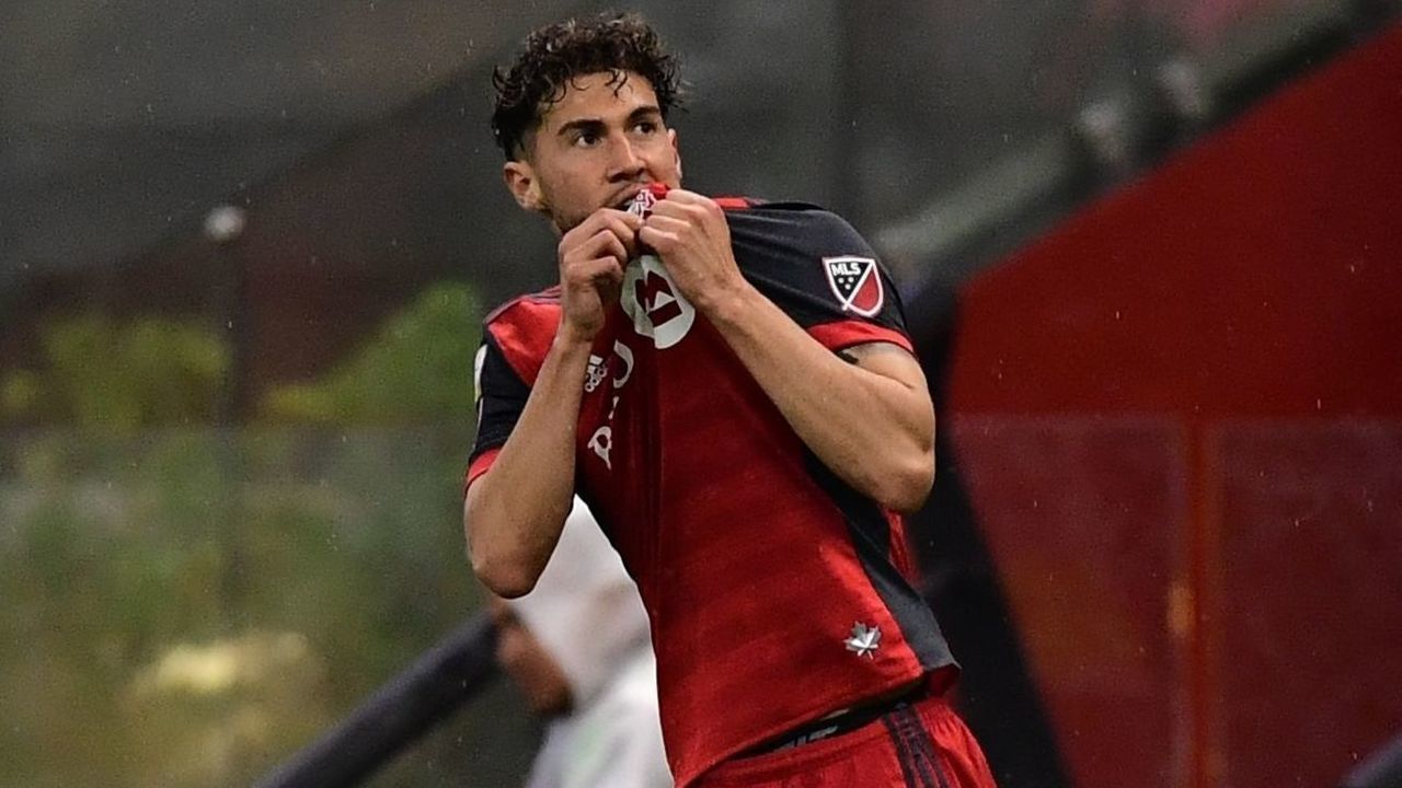 Canada´s Toronto FC Jonathan Osorio celebrates his goal during the second leg CONCACAF Champions League semifinals match against Mexico´s America at Azteca stadium in Mexico City on April 10, 2018. / AFP PHOTO / PEDRO PARDO