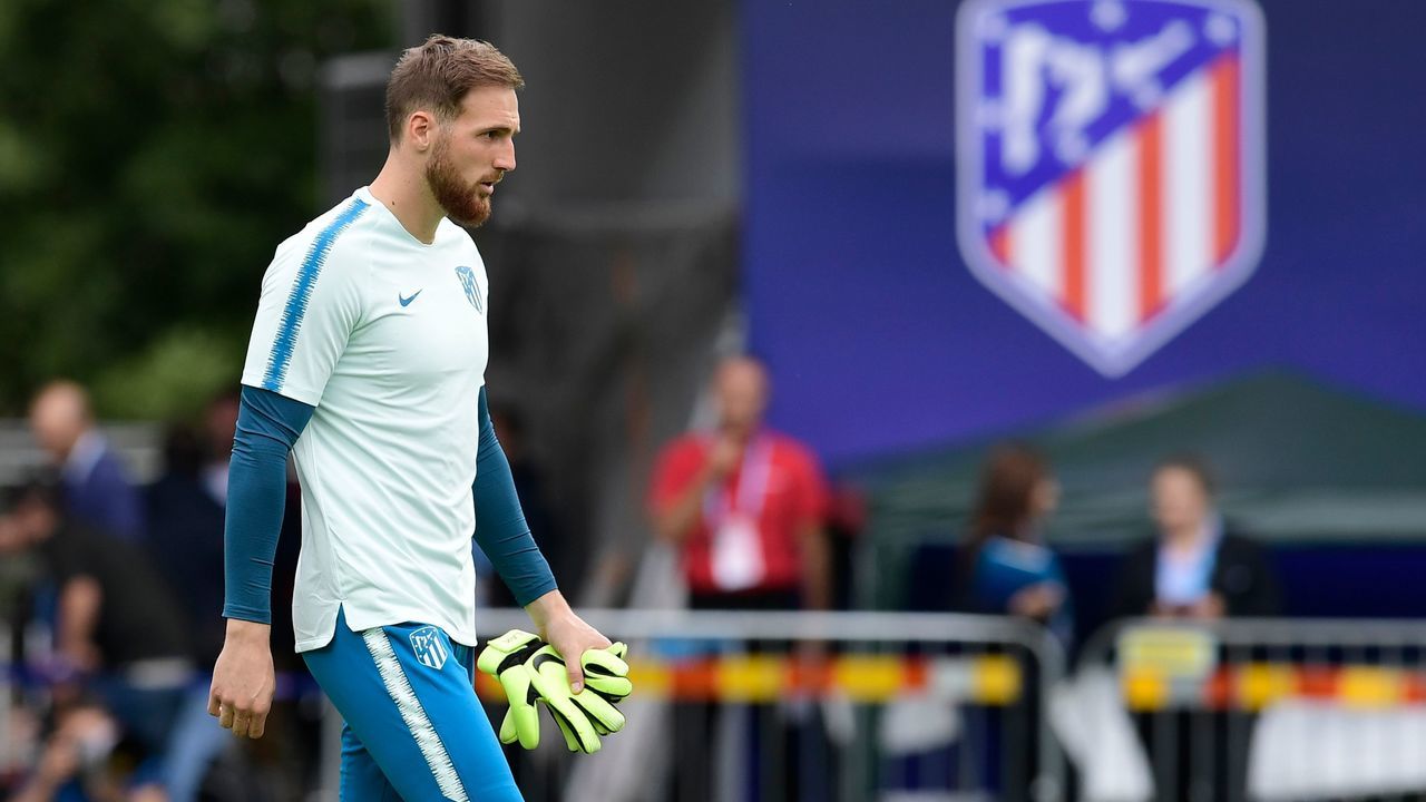 Atletico Madrid's Slovenian goalkeeper Jan Oblak arrives to take part in a training session at Lillekula stadium in Tallinn on August 14, 2018, on the eve of the UEFA Super Cup football match Atletico de Madrid vs Real Madrid CF.