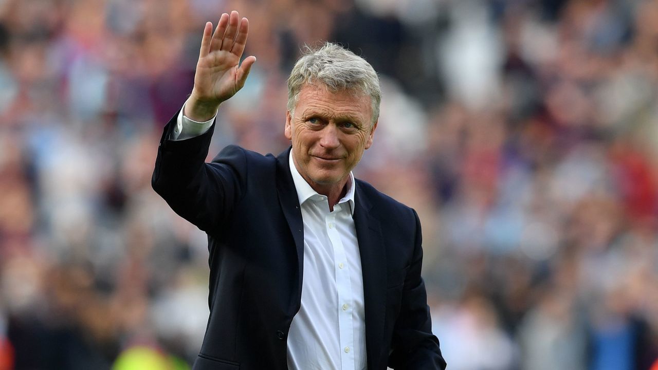 West Ham United's Scottish manager David Moyes waves to supporters on the pitch after the English Premier League football match between West Ham United and Everton at The London Stadium, in east London on May 13, 2018. - West Ham won the game 3-1.