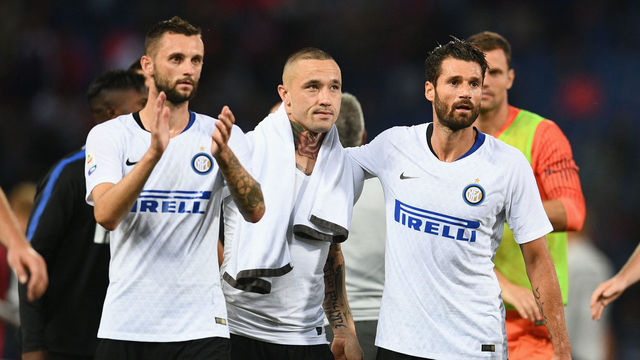 BOLOGNA, ITALY - SEPTEMBER 01: (L-R) Marcelo Brozovic, Radja Nainggolan and Antonio Candreva of FC Internazionale celebrate at the end of the serie A match between Bologna FC and FC Internazionale at Stadio Renato Dall'Ara on September 1, 2018 in Bologna, Italy.