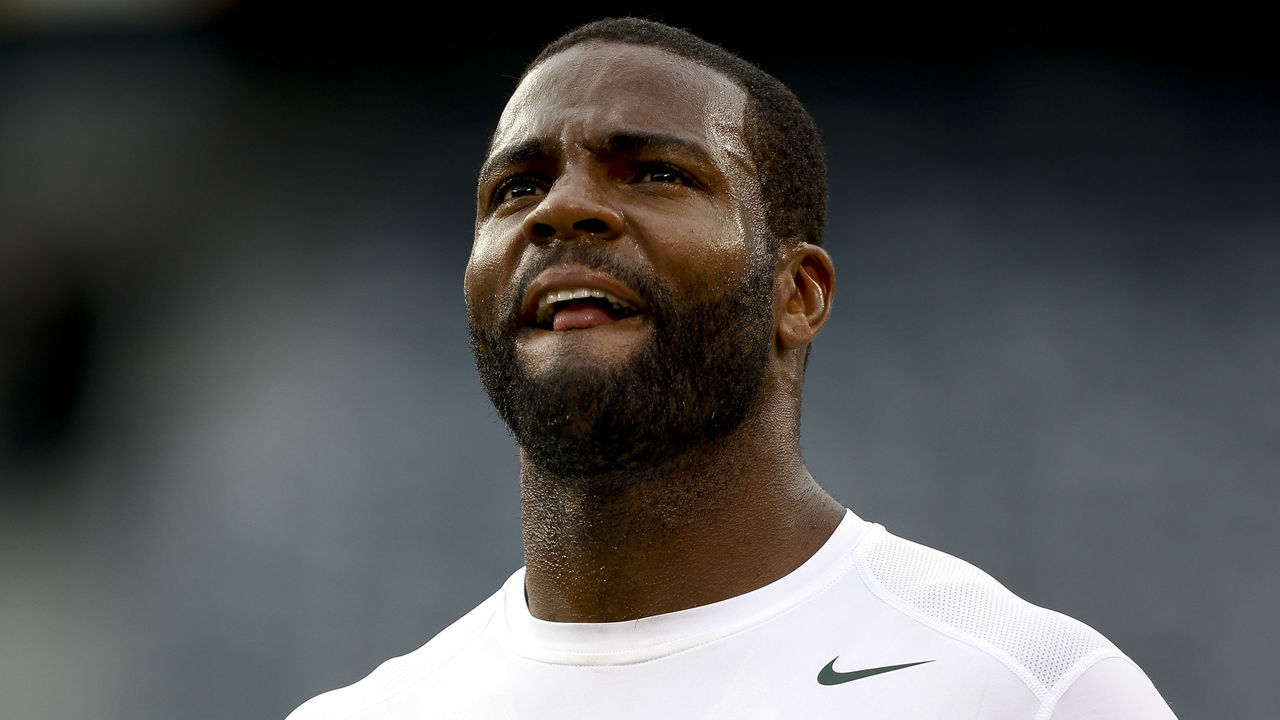 EAST RUTHERFORD, NJ - AUGUST 17: Braylon Edwards #17 of the New York Jets warms up before their preseason game against the Jacksonville Jaguars at MetLife Stadium on August 17, 2013 in East Rutherford, New Jersey.