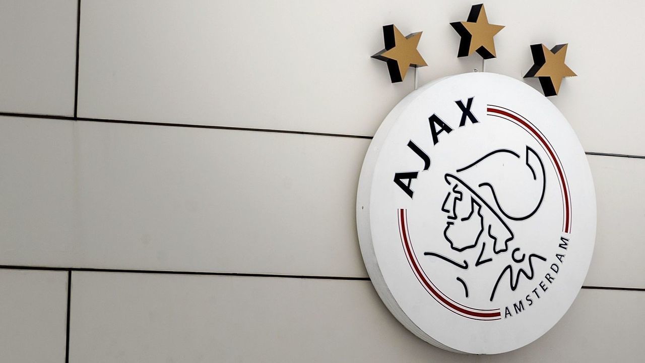 A picture taken at sports complex De Toekomst of Ajax Amsterdam football club in Amsterdam, on February 12, 2017, shows dlags half mast in honor to the recently died football player Piet Keizer. Keizer, who, with Johan Cruyff and Sjaak Swart formed the unbeatable nucleus of the Ajax of the 1970s, has died on Friday after a battle with lung cancer. He was 73. / AFP PHOTO / ANP / Robin van Lonkhuijsen / Netherlands OUT