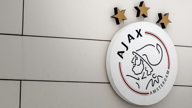 A picture taken at sports complex De Toekomst of Ajax Amsterdam football club in Amsterdam, on February 12, 2017, shows dlags half mast in honor to the recently died football player Piet Keizer. Keizer, who, with Johan Cruyff and Sjaak Swart formed the unbeatable nucleus of the Ajax of the 1970s, has died on Friday after a battle with lung cancer. He was 73. / AFP PHOTO / ANP / Robin van Lonkhuijsen / Netherlands OUT