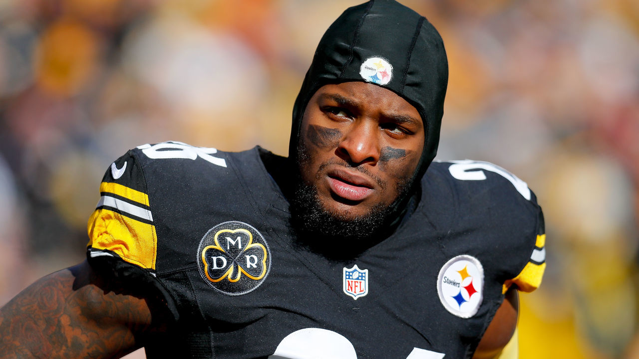 PITTSBURGH, PA - JANUARY 14: Le'Veon Bell #26 of the Pittsburgh Steelers looks on against the Jacksonville Jaguars during the first half of the AFC Divisional Playoff game at Heinz Field on January 14, 2018 in Pittsburgh, Pennsylvania.
