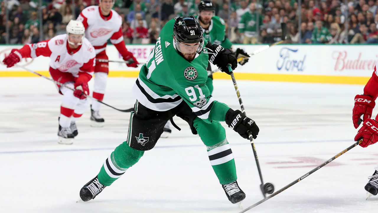 DALLAS, TX - OCTOBER 10: Tyler Seguin #91 of the Dallas Stars shoots the puck against Mike Green #25 of the Detroit Red Wings in the first period at American Airlines Center on October 10, 2017 in Dallas, Texas.