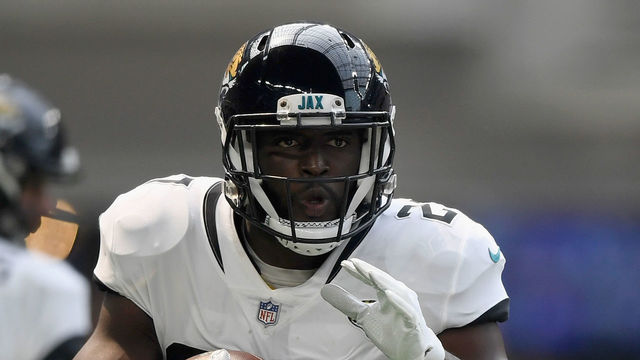 MINNEAPOLIS, MN - AUGUST 18: Leonard Fournette #27 of the Jacksonville Jaguars carries the ball against the Minnesota Vikings during the first quarter in the preseason game on August 18, 2018 at US Bank Stadium in Minneapolis, Minnesota.