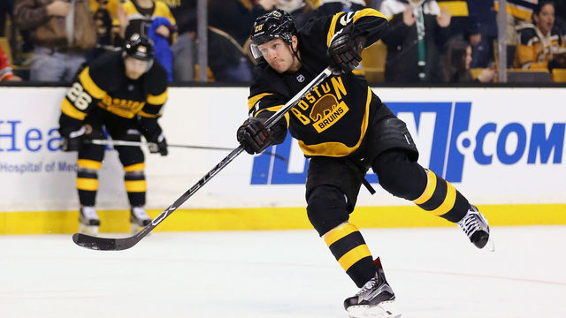 BOSTON, MA - MARCH 03: Lee Stempniak #20 of the Boston Bruins warms up before the game against the Chicago Blackhawks at TD Garden on March 3, 2016 in Boston, Massachusetts.